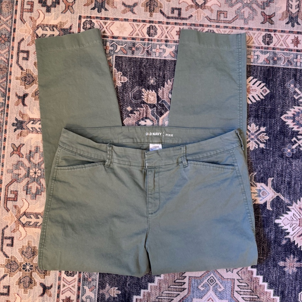 Old Navy Pixie Mid-Rise Green Dress Pants Size 12 Regular 26” Inseam Women’s
